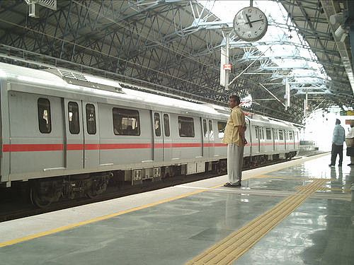 Kolkata Metro services disrupted after sparks in third rail near Dumdum station