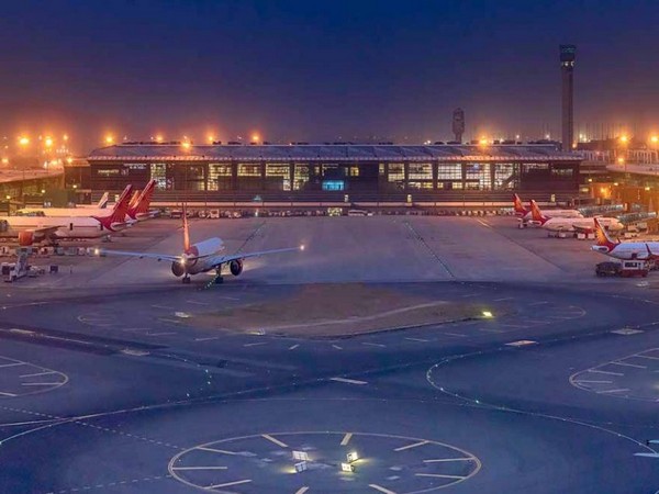 UPDATE 2-Flights to and Frankfurt Airport resume after drone sighting | International