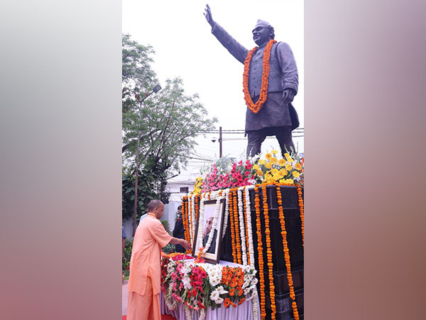 UP CM pays tribute to Hemvati Nandan Bahuguna on his death anniversary