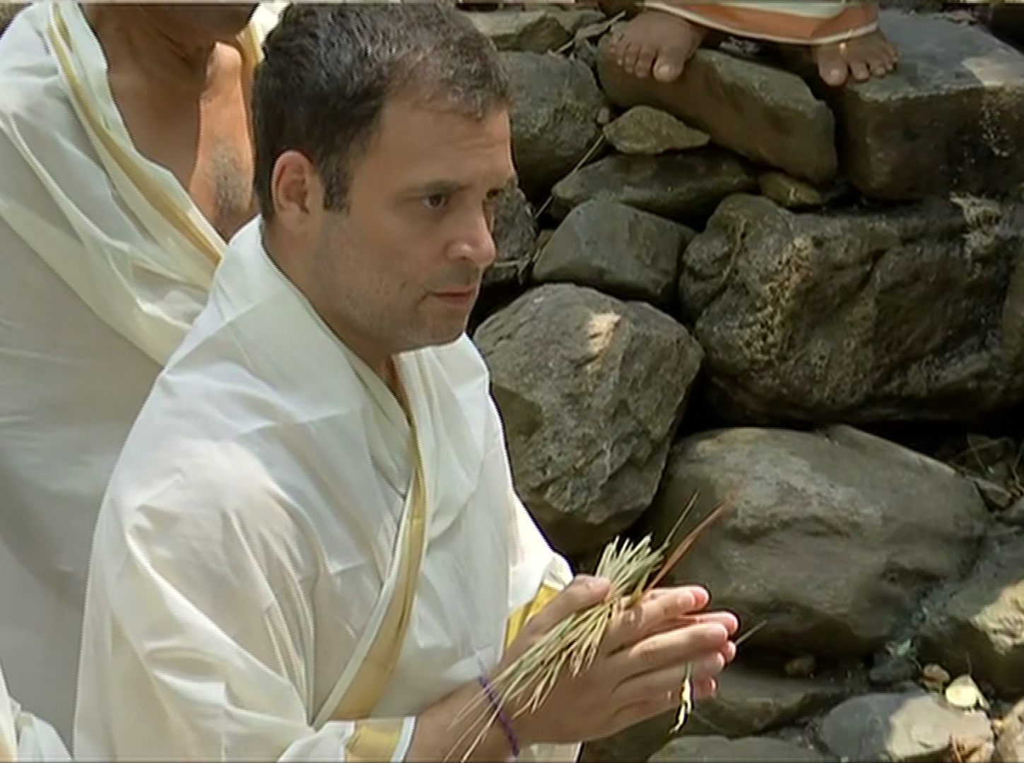 Rahul pay tributes to late family members, Pulwama victims at Kerala temple