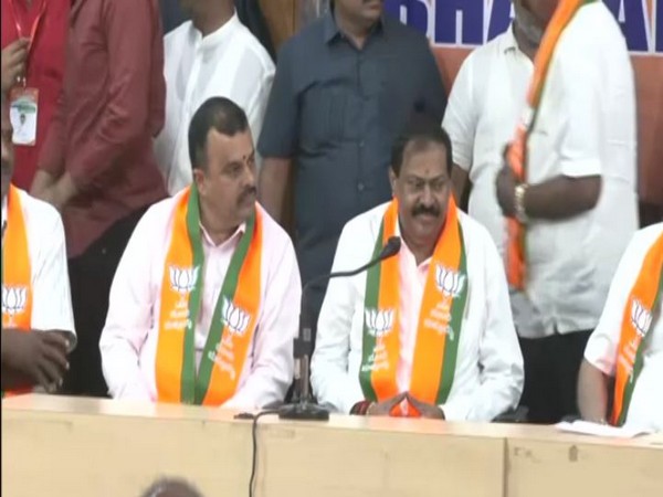 Former Karnataka Congress MLA Akhanda Murthy joins BJP