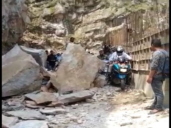 Boulders fall on NH7, Char Dham Yatra stops on Badrinath route