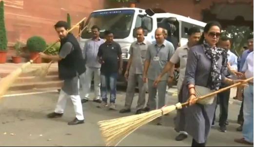 'Anari Lag rahi thi': Dharmendra too trolls Hema Malini sweeping Parliament complex