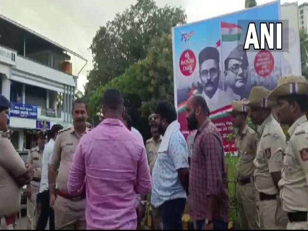 Karnataka: Cong requests police, administration to remove Savarkar's posters in Udupi