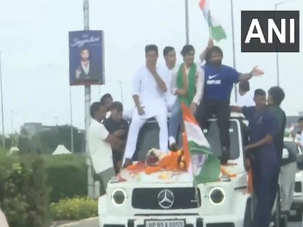 Vinesh Phogat Receives Hero's Welcome After Emotional Retirement Announcement