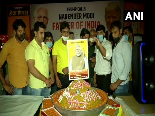 Gujarat Assembly Election 2017 Results: After Alpesh Thakore's 'mushroom'  jibe, BJP leader Tejinder Bagga cuts mushroom photo-cake to celebrate  party's victory