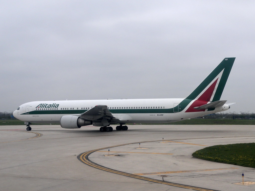UPDATE 1-Alitalia rescue hopes boosted as Lufthansa looks set to step in