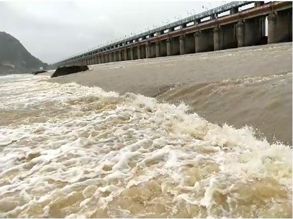 Following heavy rainfall, Sonna barrage in Karnataka releases 7,80,000 cusecs of water into Bhima river