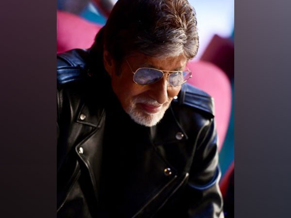 Amitabh Bachchan flaunts his uber cool 'boots' in latest picture