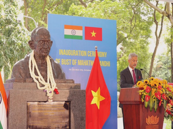 EAM Jaishankar unveils bust of Mahatma Gandhi in Vietnam 