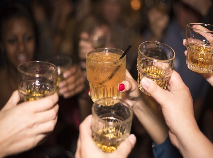 Heavy drinking in adolescence may increase risk of psychological problems later 