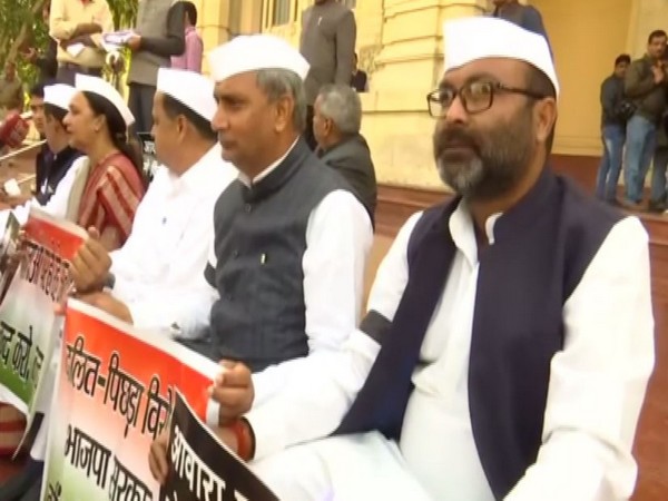 Congress protests in UP assembly premises ahead of annual budget session