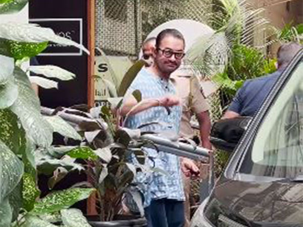 Aamir Khan snapped in his signature kurta look in Mumbai 