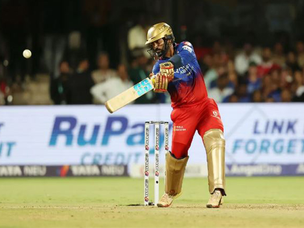"Quite impressed, especially with him": Rohit Sharma hails Dinesh Karthik's knock against SRH
