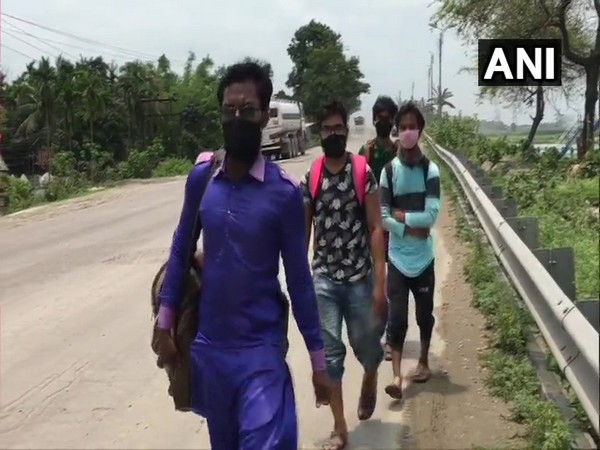 COVID-19 lockdown: Groups of migrant workers continue their journey in West Bengal 