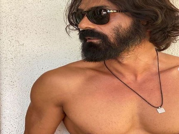 Arjun Rampal gets beard trimmed by girlfriend Gabriella 