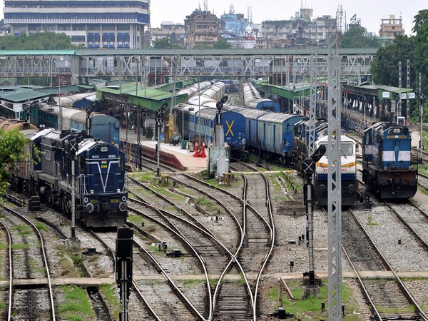 Hoax bomb call creates commotion, Gorakhpur-Bandra Humsafar Express delayed for hours