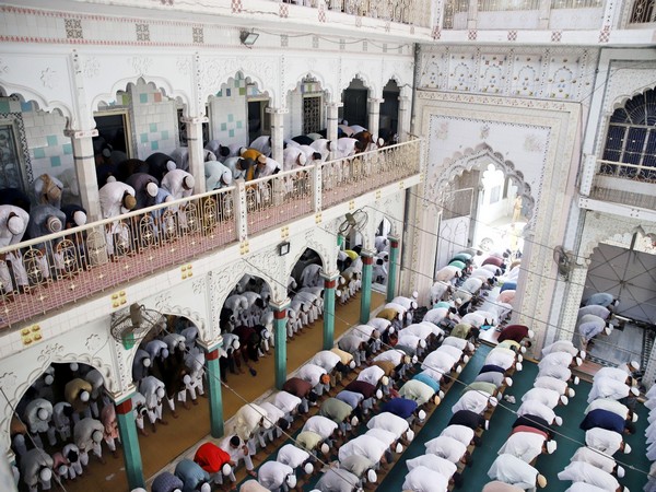 Eid namaz held at over 30,000 locations, none on roads; UP sets example again