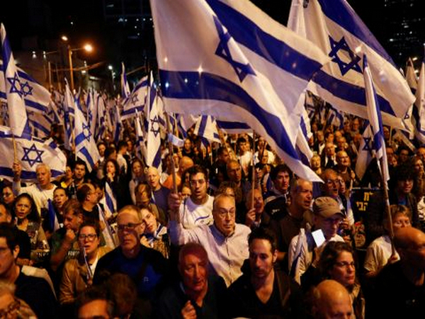 Tens of thousands of protesters gather in front of Knesset, urge early elections, release of hostages in Gaza