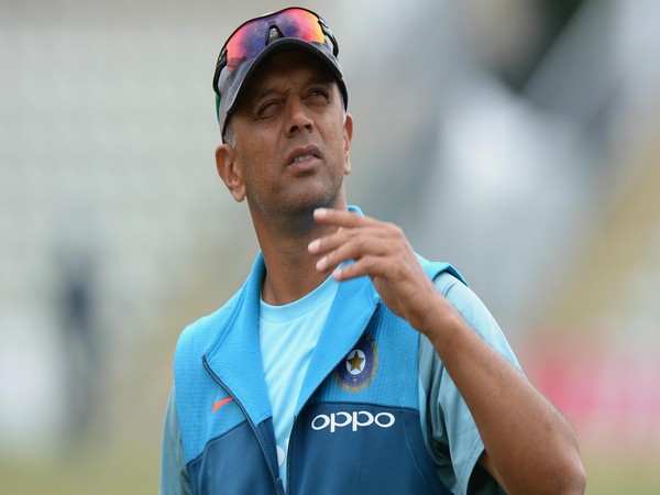 Dravid gives Rs 35000 to groundsmen for preparing sporting pitch