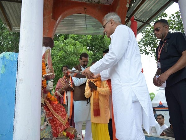 CM Bhupesh Baghel offers prayers at Balod's Narmada Maiya