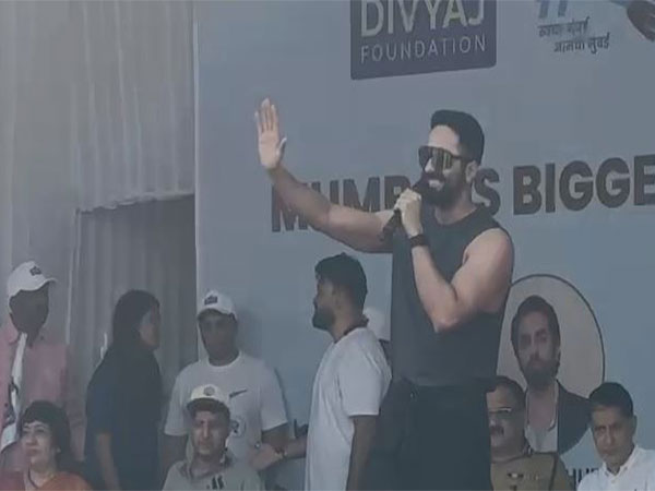 Ayushmann Khurrana Leads Beach Clean-Up Post Ganesh Visarjan