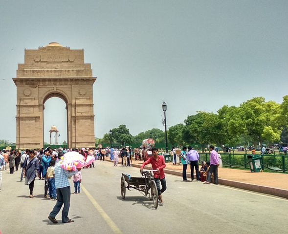 Delhi witnesses clear morning, max temperature to hover around 28°C