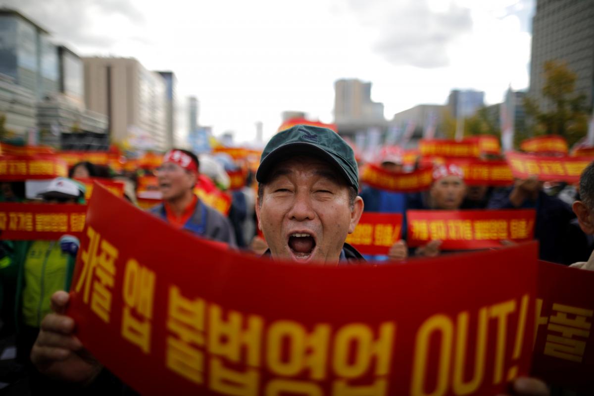 UPDATE 1-Thousands of Seoul taxi-drivers rally against plans for carpool service