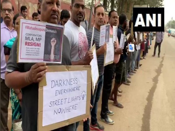 Bengaluru: Residents stage protest against authorities for lack of proper infrastructure