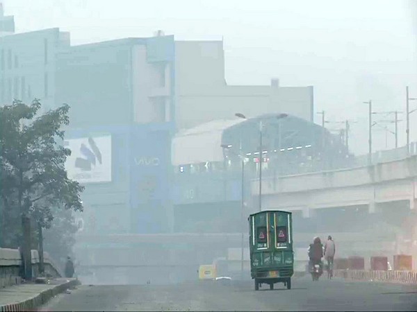 Delhi: Air quality continues to remain 'very poor' despite rain 