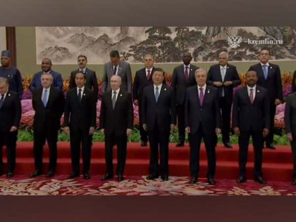 Putin, Xi Jinping gather for family photo at "One Belt, One Road" forum in China 