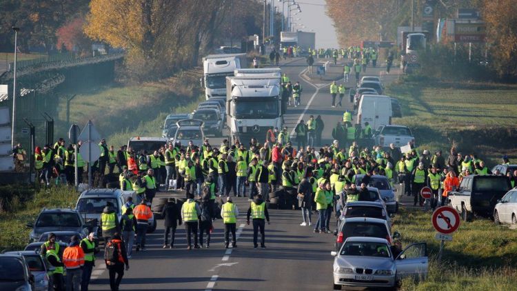 'Yellow vest' protest calls for Macron to address rising living costs 