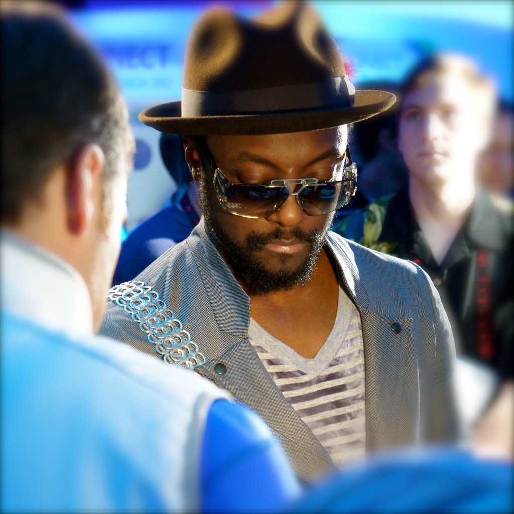 will.i.am alleges racism during flight, airline dubs claims 'misunderstanding'