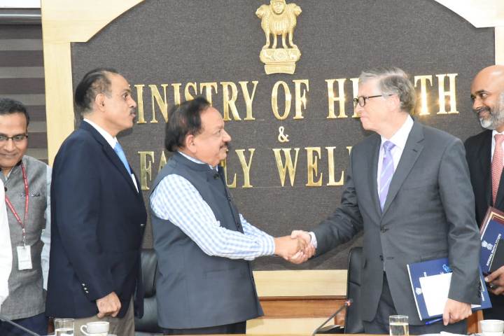 Bill Gates and Dr. Harsh Vardhan preside over signing of MoC 