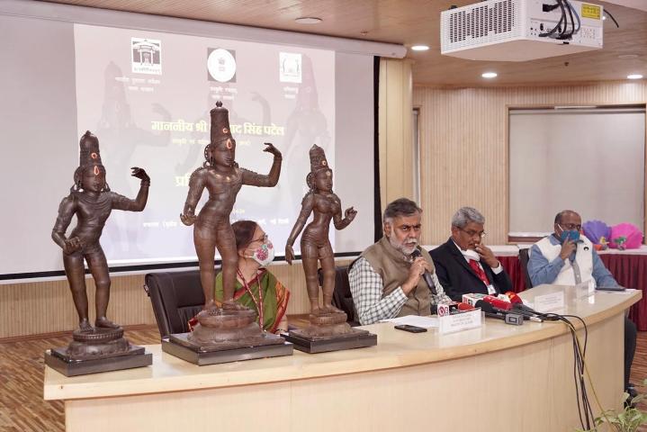 Patel hands over Bronze idols Lord Rama, Lakshmana and Sita to Idol Wing