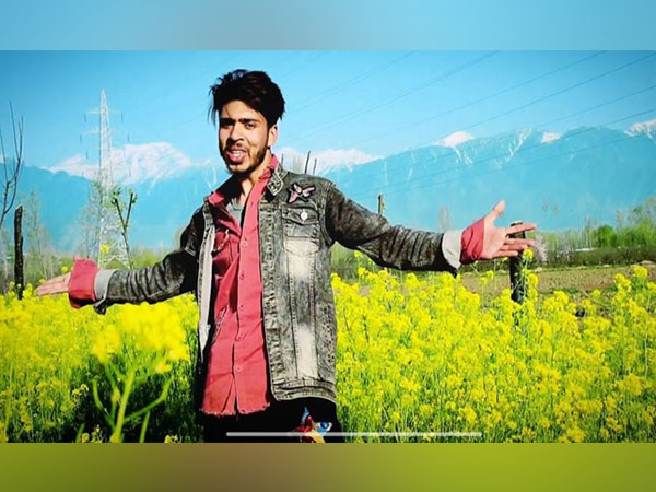 Bandipora teen who recreates Bollywood movie scenes gets popular on social media  