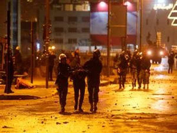 100 injured in clashes between protesters, riot police in Lebanon