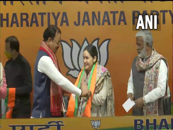 Mulayam Singh Yadav's daughter-in-law Aparna joins BJP