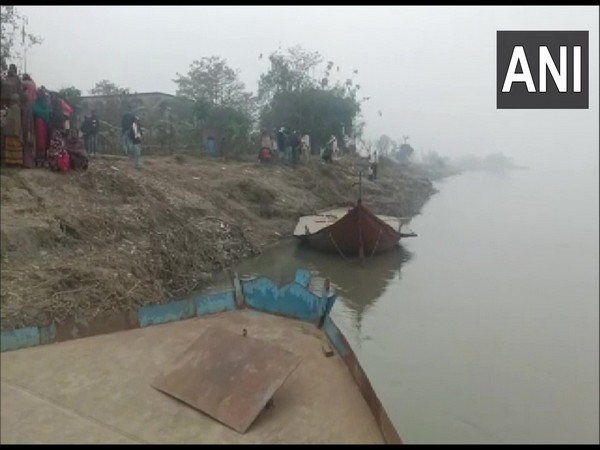 1 dead as boat capsizes in Bihar's West Champaran boat 