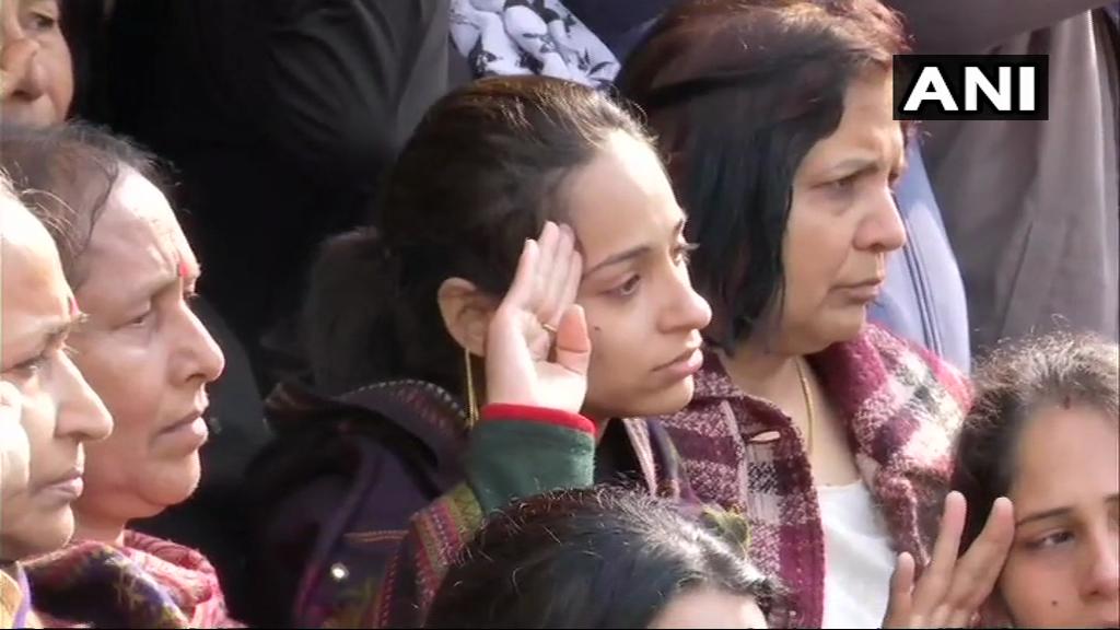 Major VS Dhoundiyal wife salutes as people pay last respects in Dehradun