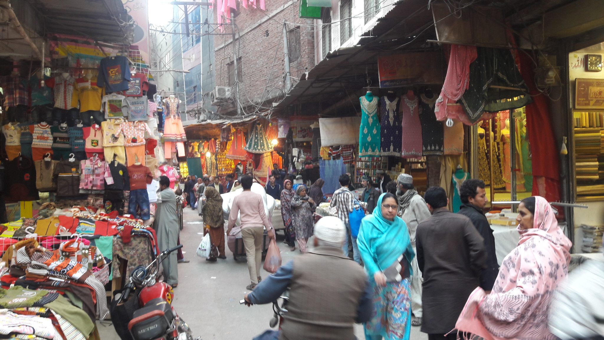 Srinagar flea market abuzz with shoppers