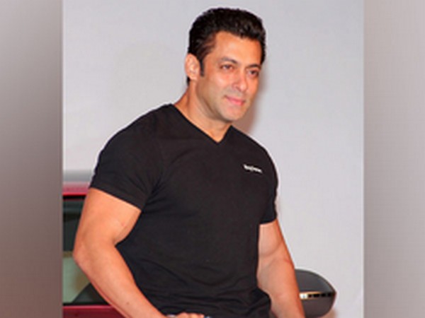 Salman Khan donates one lakh hand sanitisers to Mumbai Police