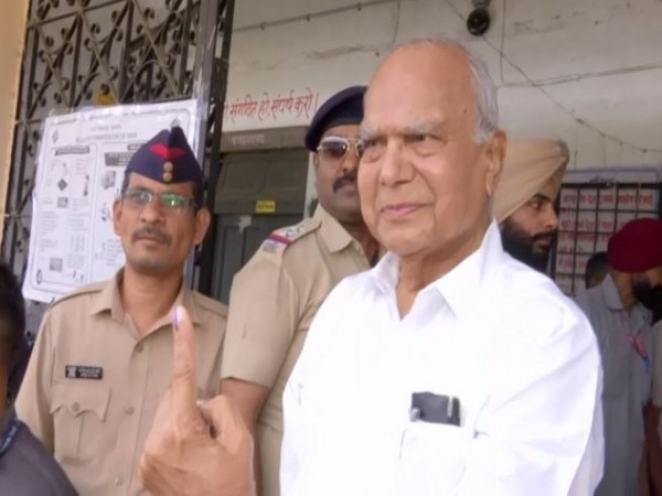 Lok Sabha polls: Punjab Guv Banwarilal Purohit casts vote in Nagpur