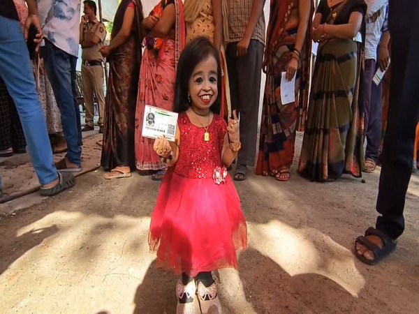 LS polls: World's shortest living woman casts her vote in Nagpur, urges everyone to vote 