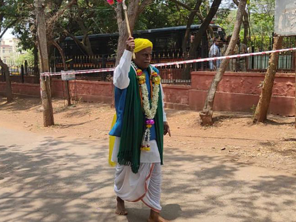 Karnataka independent candidate's unique campaign style garners attention in elections