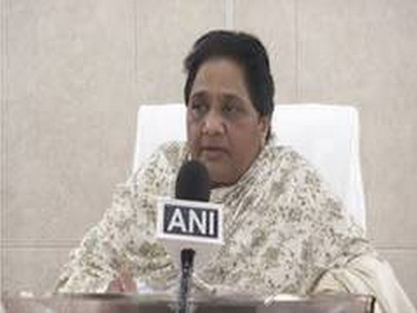 Centre should bear travel expenses of migrant workers: Mayawati 