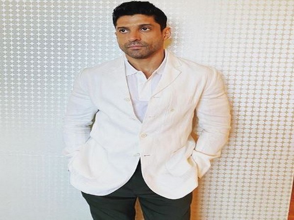 Farhan Akhtar releases consignment of PPE kits to Cama Hospital 