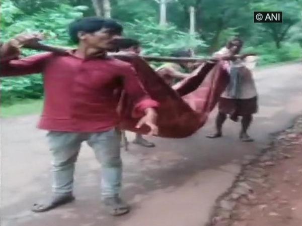 Odisha: Relatives carry body of family member on a sling after hospital denies transportation