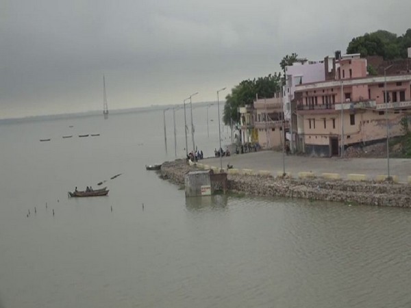 Prayagraj: Several houses submerged due to rise in water levels of Ganga and Yamuna