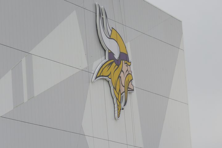Vikings S Harris signs franchise tender
